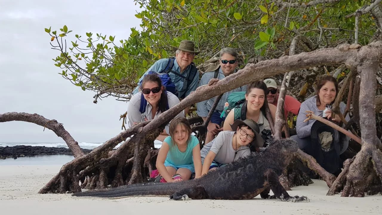 Descubre las famosas tortugas gigantes en su hábitat natural durante la visita al Rancho Primicias.